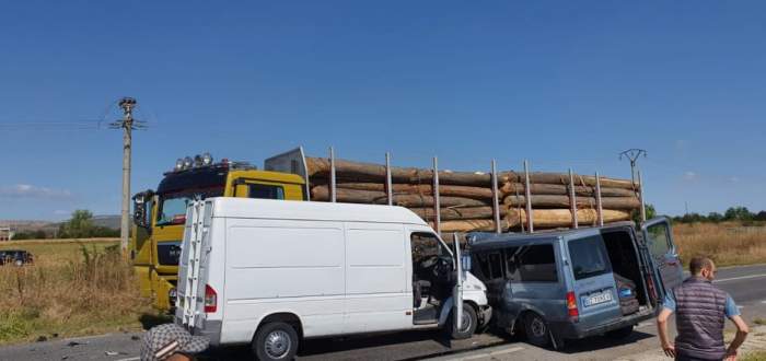 Accident grav pe DN1B în Prahova, după ce un TIR și două dubițe s-au izbit. Cinci persoane au ajuns la spital / FOTO