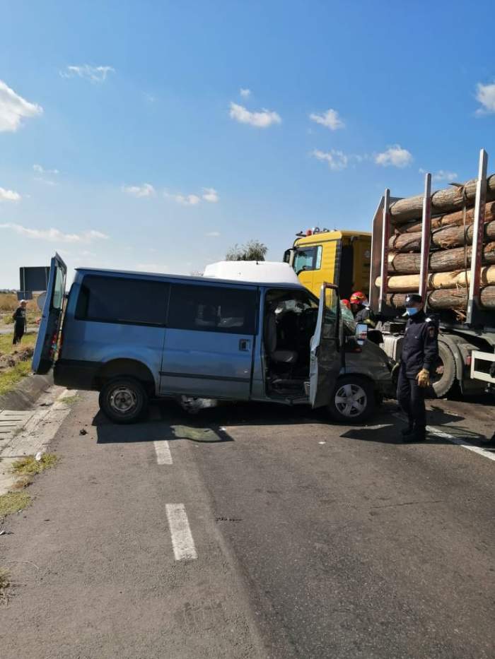 Accident grav pe DN1B în Prahova, după ce un TIR și două dubițe s-au izbit. Cinci persoane au ajuns la spital / FOTO