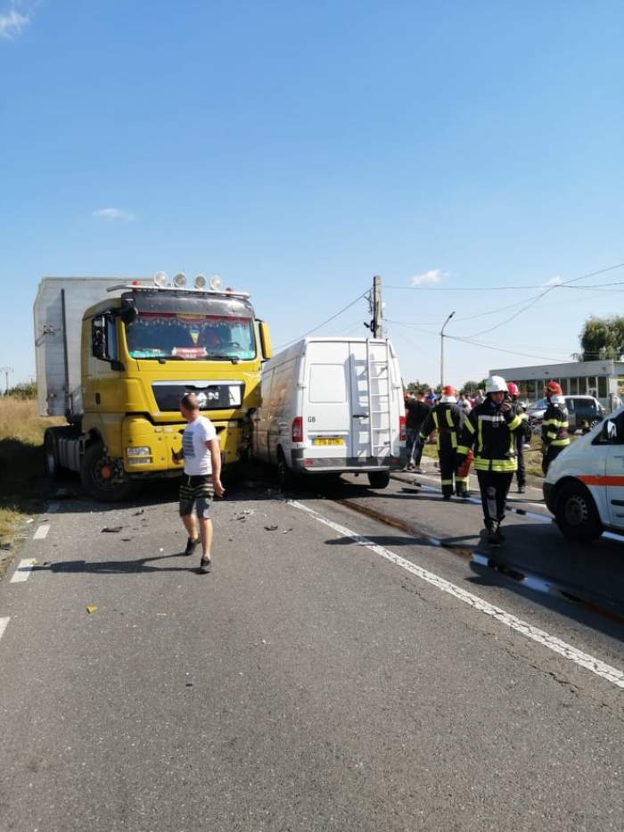Accident grav pe DN1B în Prahova, după ce un TIR și două dubițe s-au izbit. Cinci persoane au ajuns la spital / FOTO