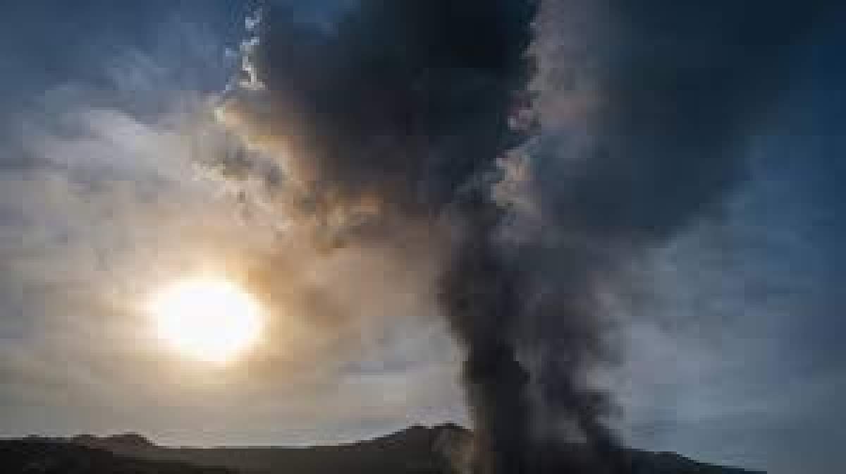Norul toxic de cenușă vulcanică a intrat în România. Ministrul Mediului a pregătit deja mesajul RO-ALERT, după ce fenomenul a fost văzut pe cer