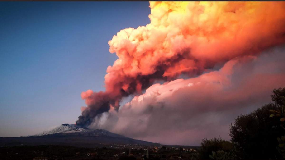 Ce substanțe conține și cum ne afectează norul toxic generat de erupția vulcanului din La Palma. Va fi deasupra României timp de două zile