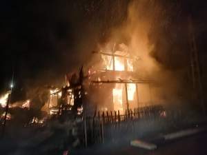 O familie cu trei copii din Cluj a rămas pe drumuri, după ce casa le-a luat foc. De la ce a pornit incendiul