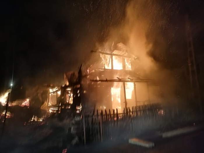 O familie cu trei copii din Cluj a rămas pe drumuri, după ce casa le-a luat foc. De la ce a pornit incendiul