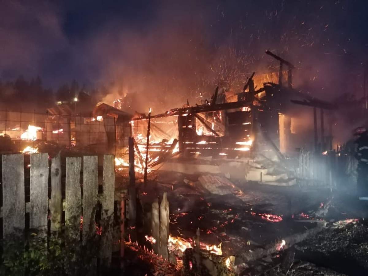 O familie cu trei copii din Cluj a rămas pe drumuri, după ce casa le-a luat foc. De la ce a pornit incendiul