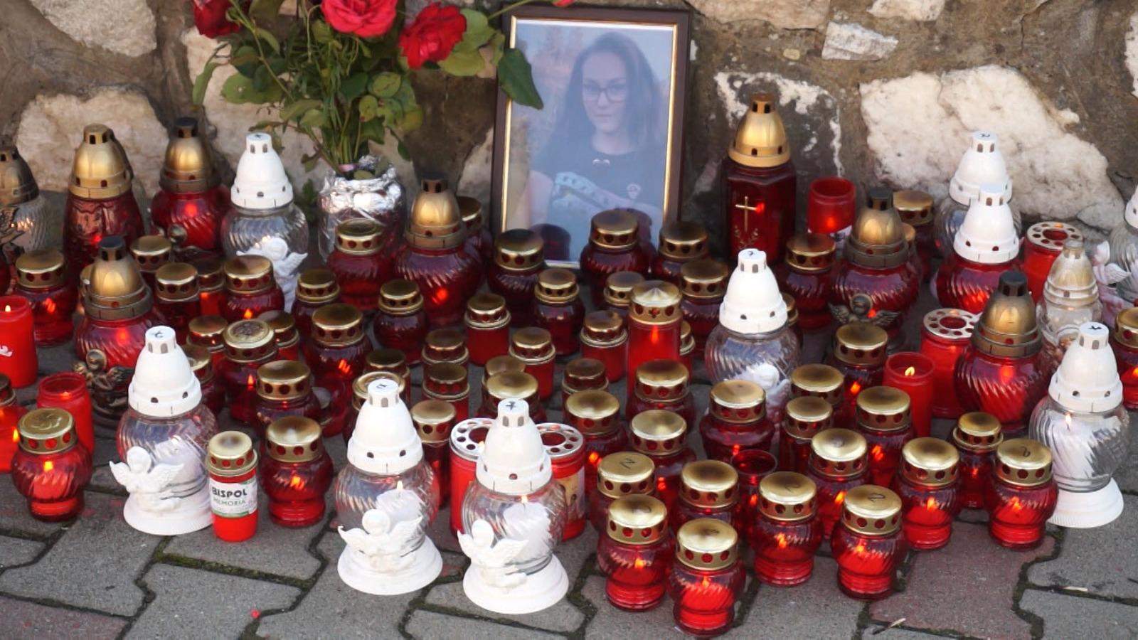 Tatăl adolescentei care a fost găsită moartă într-o râpă, la Telciu, s-a întors din Austria pentru a-și înmormânta copilul: "Era o fetiță veselă, respectuoasă"