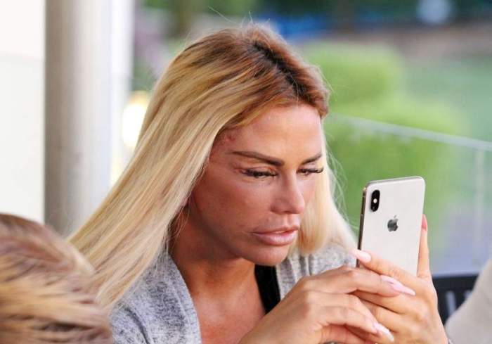 katie price sta pe telefon