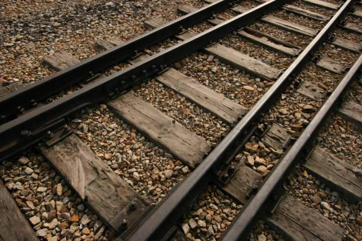 O femeie din Vaslui, în vârstă de 78 de ani, a fost călcată de tren în timp ce încerca să-și salveze curcile de pe șine