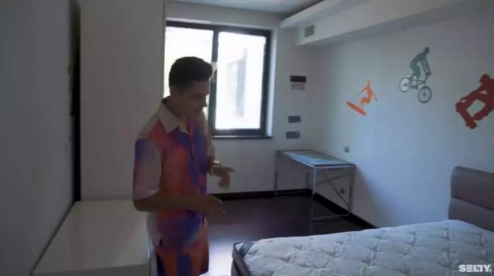 Cum arată noul apartament în care s-a mutat Selly. Influencerul plătește chirie 2.000 de euro pe lună: "E foarte serios din punct de vedere al securității" / FOTO