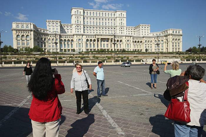 Oameni care fac poze la Palatul Parlamentului