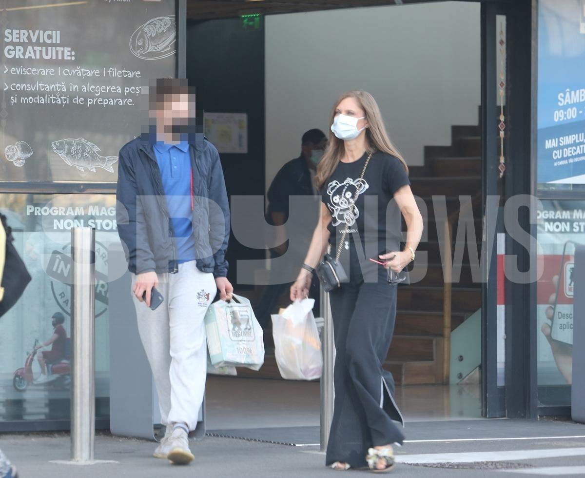 Romanița Iovan își pune toată baza în fiul ei! Creatoarea de modă și adolescentul, imagini rare la cumpărături. Cât de mare a crescut Albert! / PAPARAZZI
