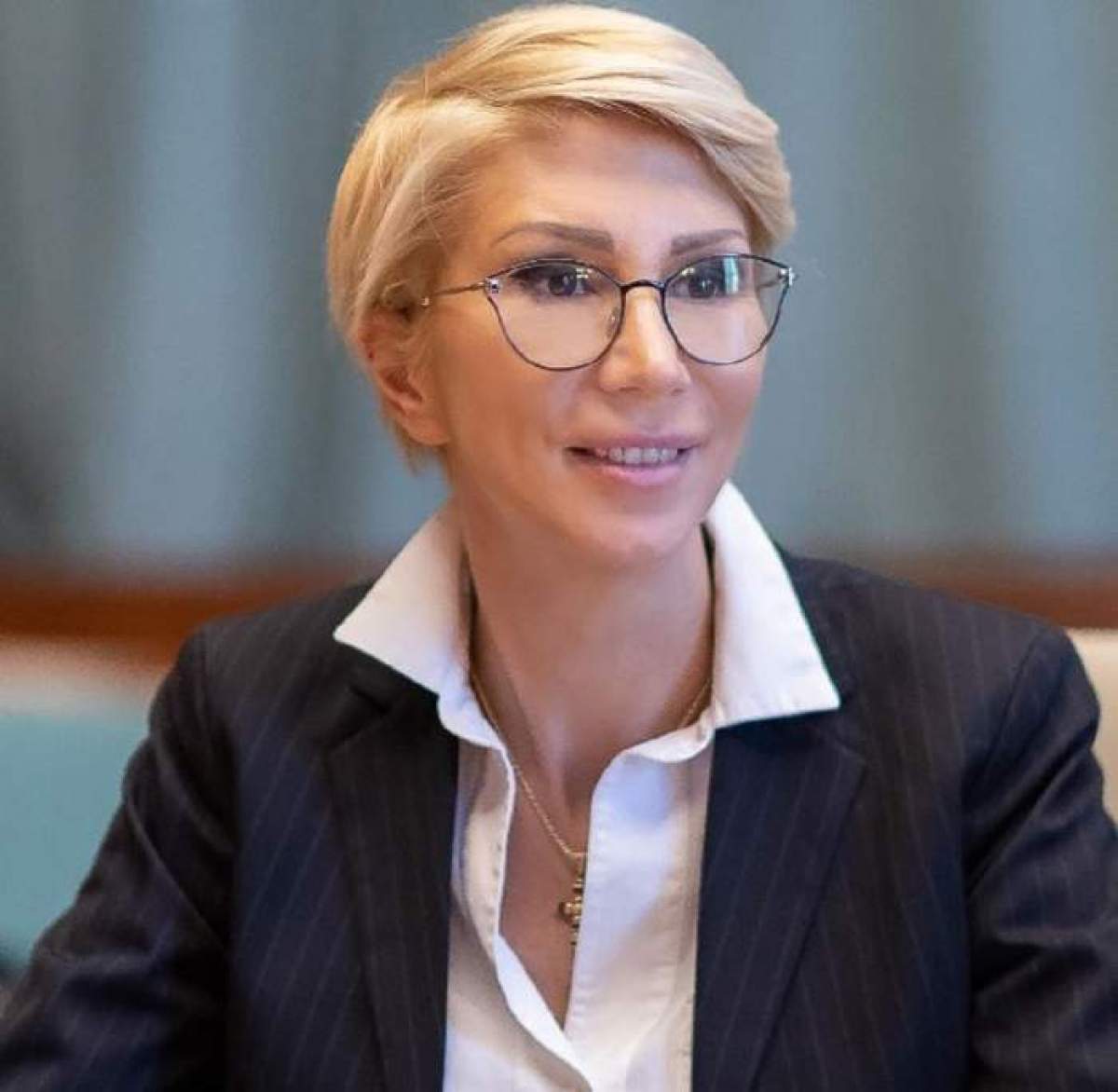 Raluca Turcan, surprinsă zâmbind în cadrul unei conferințe