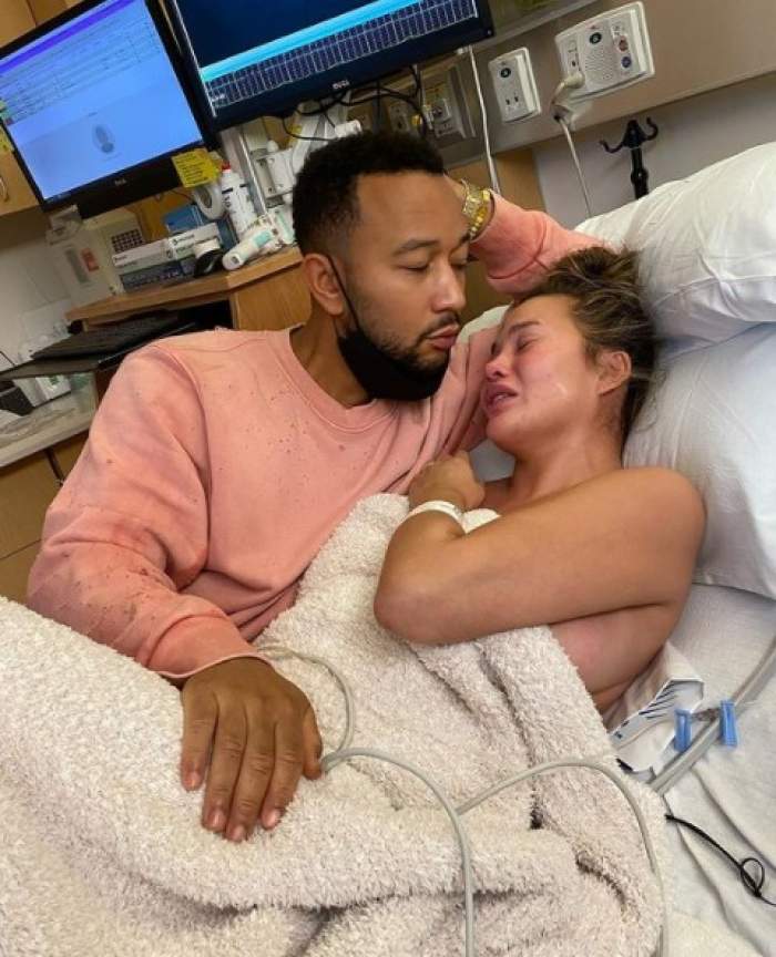 Chrissy Teigen a marcat un an de la pierderea sarcinii. Mesajul sfâșietor transmis de soția lui John Legend: „Pentru fiul pe care aproape l-am avut”