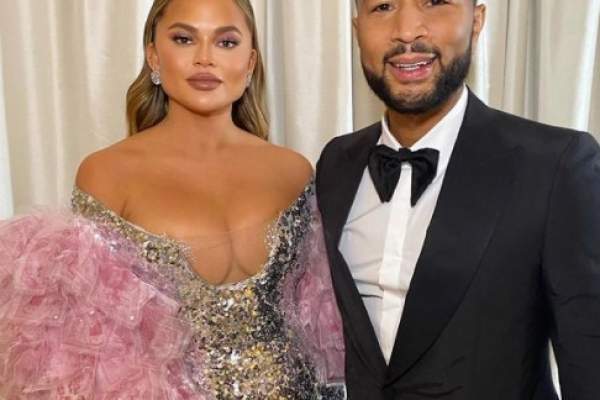 Chrissy Teigen a marcat un an de la pierderea sarcinii. Mesajul sfâșietor transmis de soția lui John Legend: „Pentru fiul pe care aproape l-am avut”