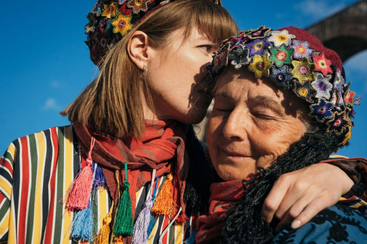 Tatăl artistei a murit de cancer Alexandra și Anca Ungureanu se îmbrățișează