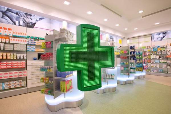 O farmacie plină de medicamente