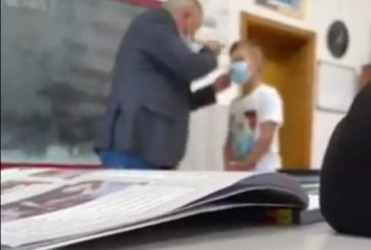Un profesor din Suceava a fost filmat în timp ce lovea un elev. Polițiștii au deschis un dosar penal / VIDEO