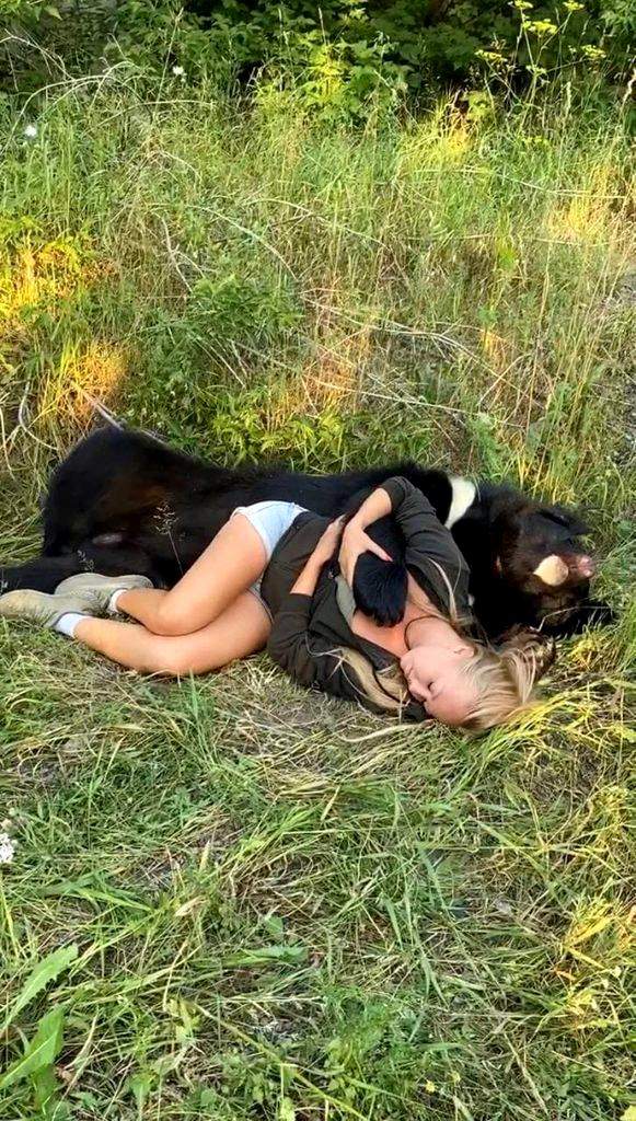 O tânără din Rusia a fost surprinsă în timp ce conducea, iar un urs o acompania pe locul din dreapta. "Este un animal curios și..." / FOTO