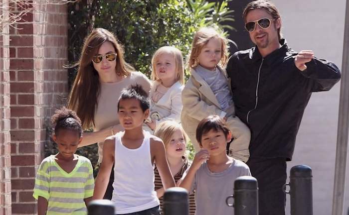 Angelina Jolie și Bard Pitt, alături de copiii lor, în urmă cu mai mulți ani