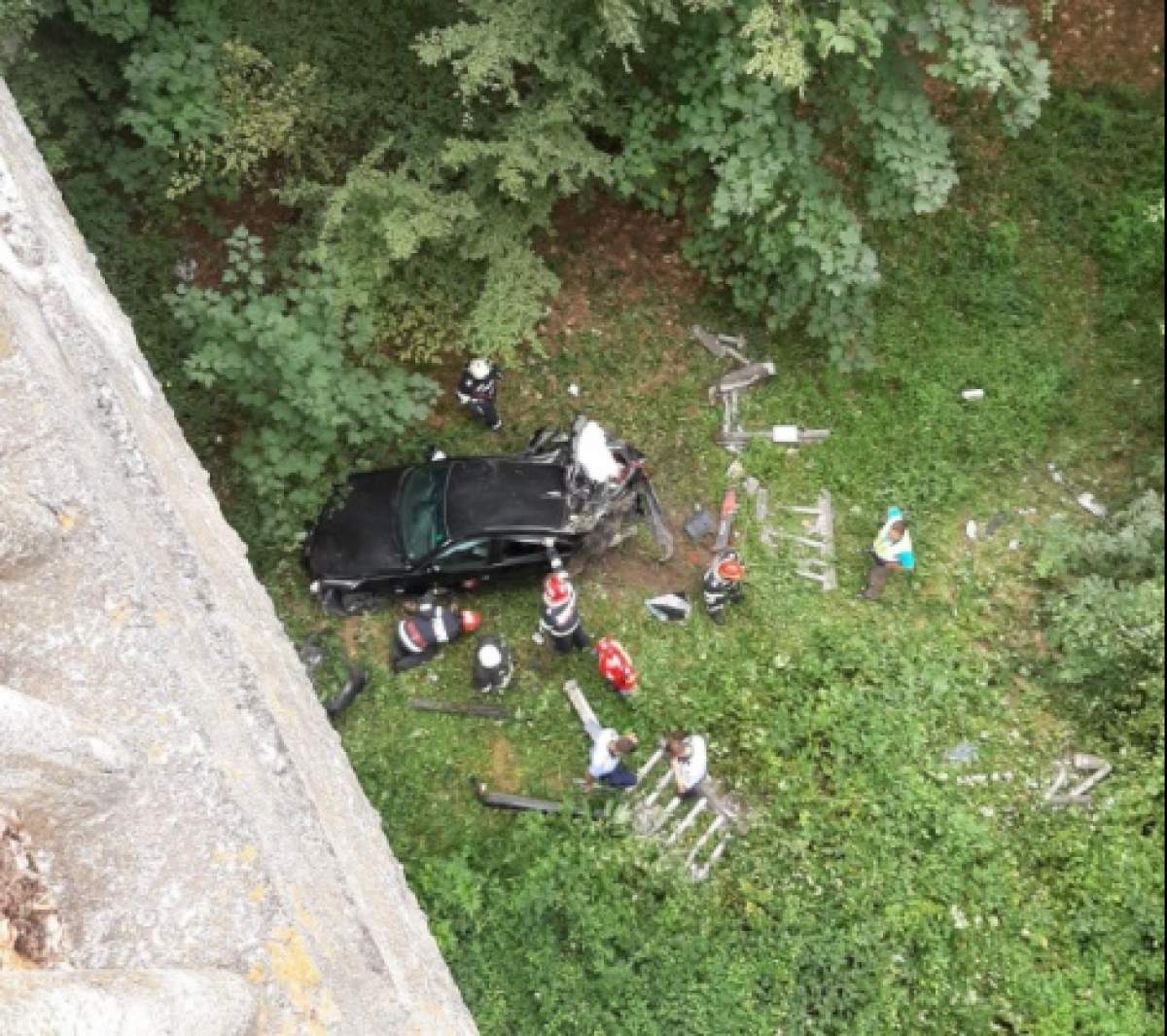 Un adolescent din Vâlcea a căzut cu maşina în râpă, de la 20 de metri. Băiatul a rămas încarcerat / FOTO