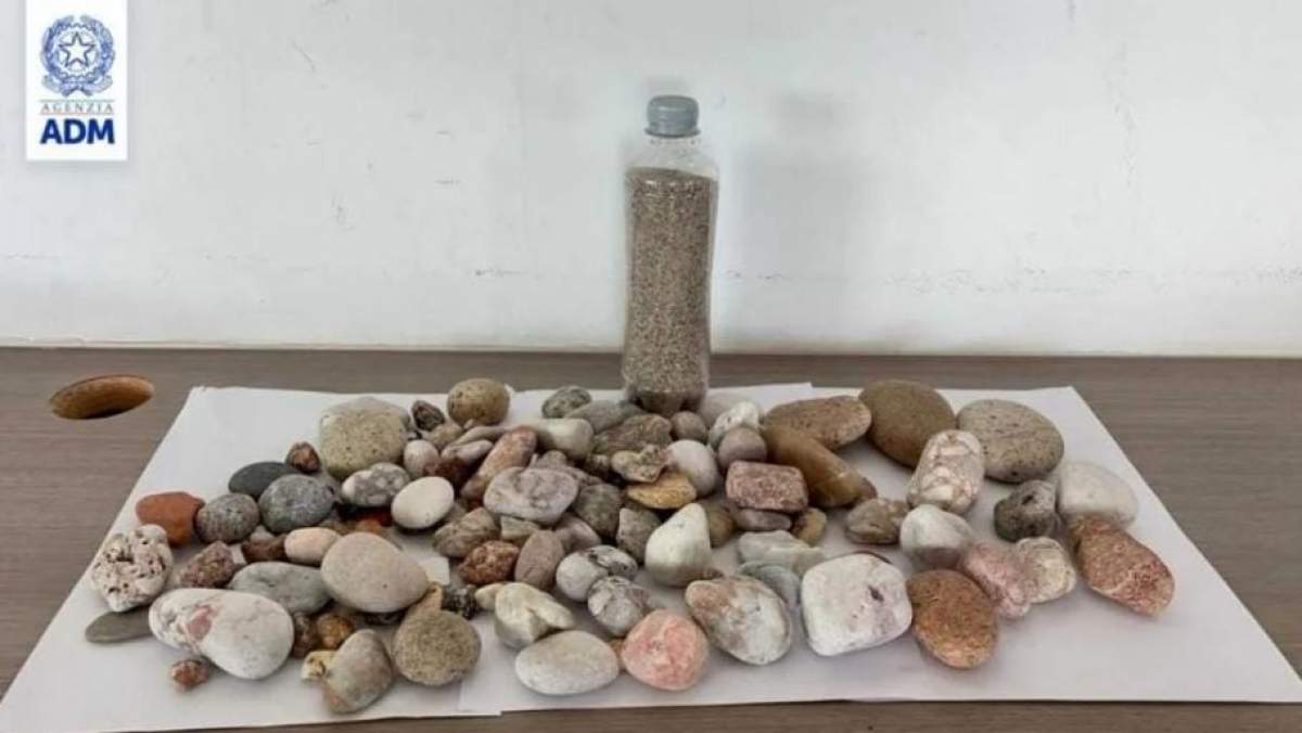 Român amendat în Italia, pentru că a furat pietricele de pe plajă din Sardinia. "Este un lucru nu doar greșit, ci și ilegal"