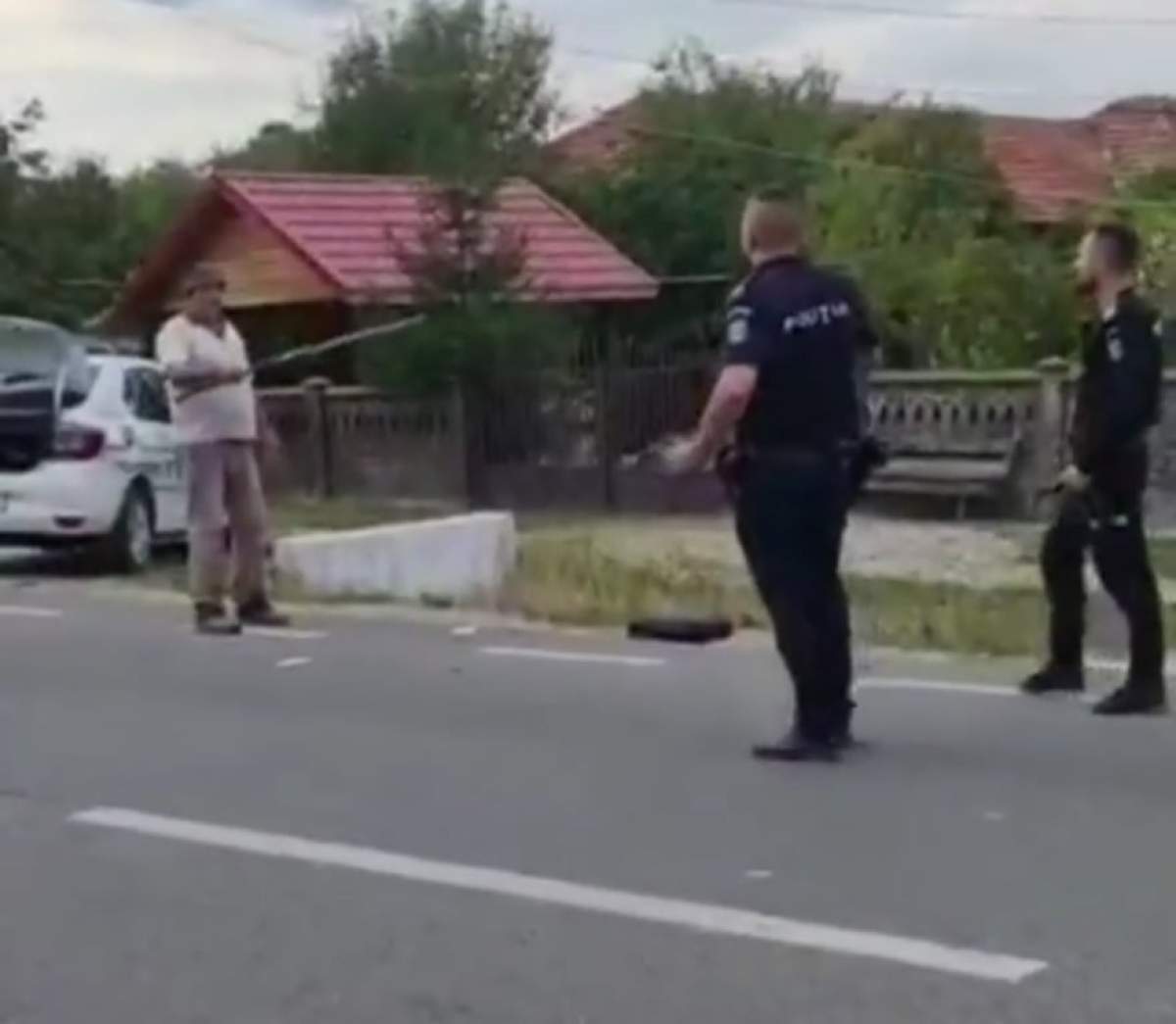 Mai mulți polițiști din Gorj  au fost amenințați cu bătaia de un bărbat. Agresorul a fost imobilizat de oamenii legii /VIDEO