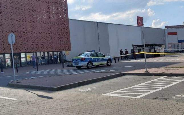 Un copil de 12 ani, înjunghiat în parcarea unui mall din Șelimbăr, în timpul unei încăierări între familii. Băiatul se află în stare gravă