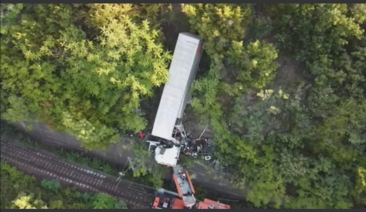 TIR suspendat deasupra unei râpe Imagini de la locul accidentului