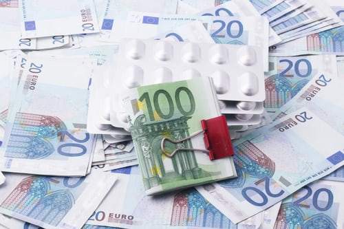 bancnote euro întinse pe masă