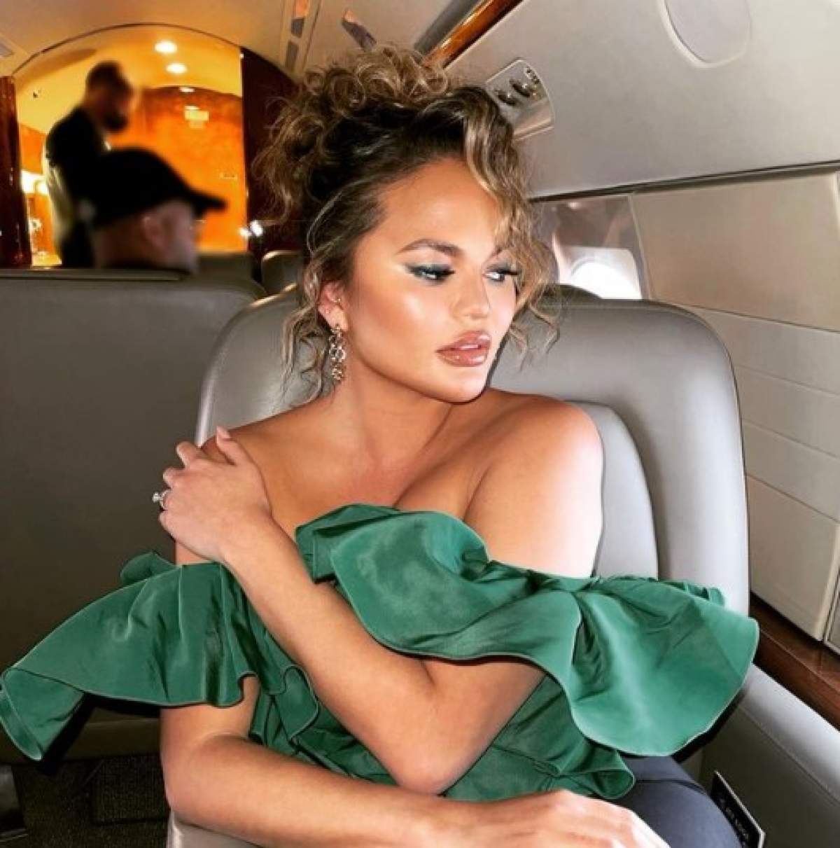 Chrissy Teigen, aranjată într-un avion privat