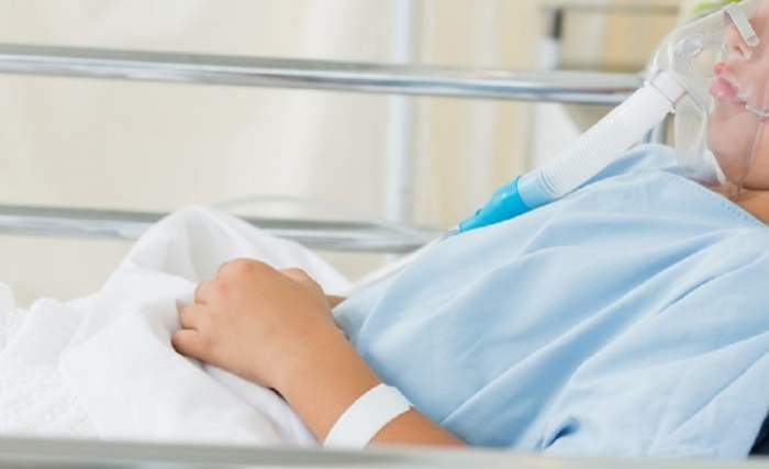 Un pacient pe patul de spital