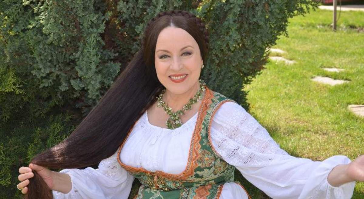 Maria Dragomiroiu, în costum tradițional, alb