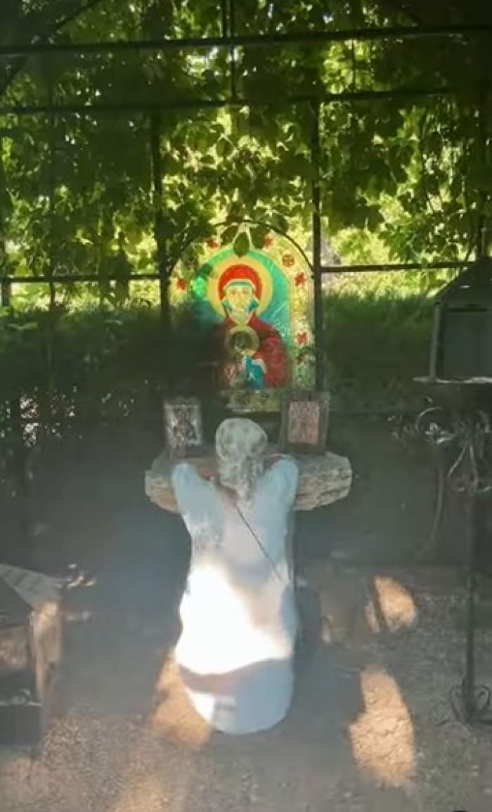 Loredana Groza, în genunchi în fața icoanei Fecioarei Maria. Cum s-a rugat vedeta cu ocazia Nașterii Maicii Domnului / VIDEO