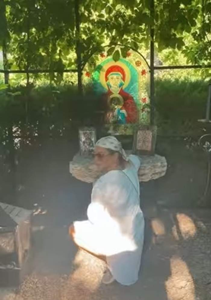 Loredana Groza, în genunchi în fața icoanei Fecioarei Maria. Cum s-a rugat vedeta cu ocazia Nașterii Maicii Domnului / VIDEO