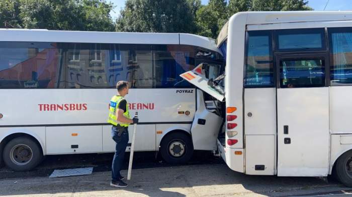 Autobuzele ciocnite și un om lângă ele