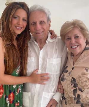 Shakira, apariție rară alături de părinții ei. Tatăl vedetei a împlinit recent 90 de ani / FOTO
