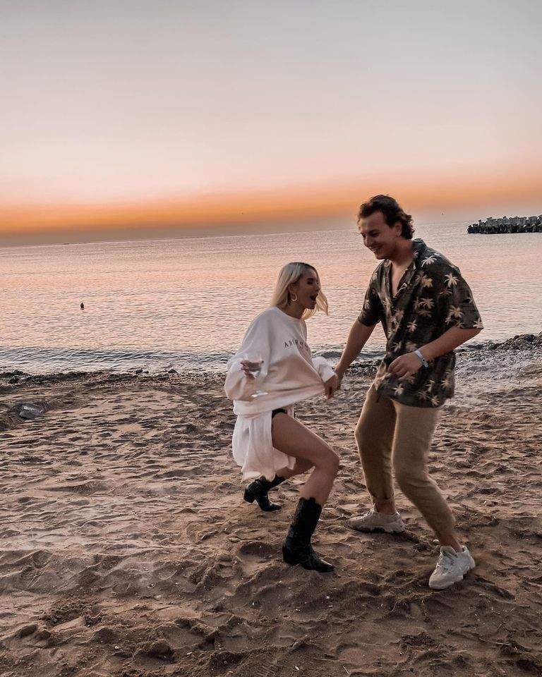 Carmen Grebenișan și Alex Militaru, dansează pe plajă