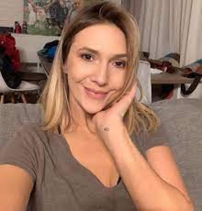 Adela Popescu, cu mâna la față, selfie acasă