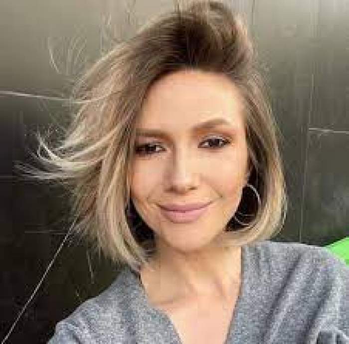 Adela Popescu, selfie, îmbrăcată în gri
