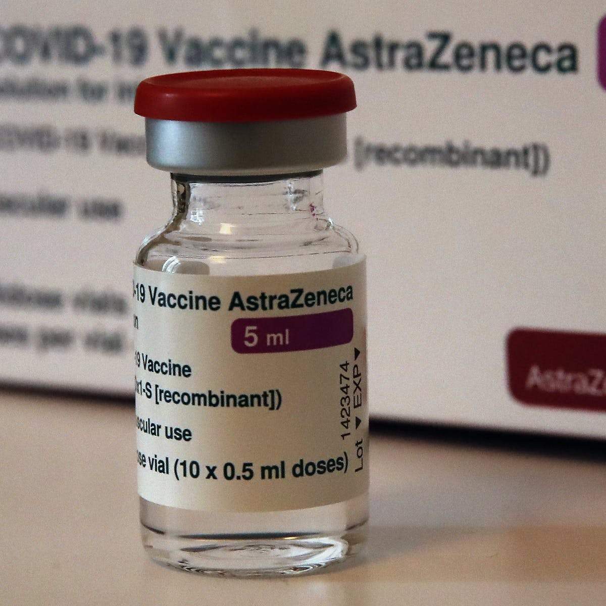 O sticlă de vaccin AstraZeneca
