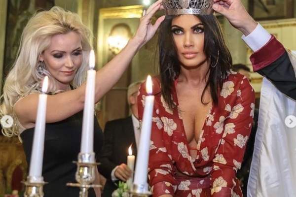 Oana Zăvoranu și soțul ei, Alex Ashraf, au împlinit patru ani de căsătorie. Bruneta a postat imagini emoționante: ”Sunt mai îndrăgostită ca niciodată” / FOTO