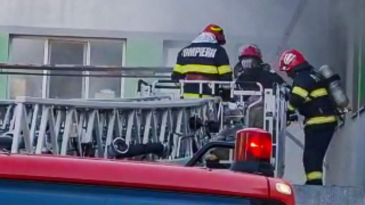 Incendiu de proporții într-un bloc din Vaslui. Zeci de persoane au fost evacuate, iar patru au ajuns de urgență la spital  / FOTO