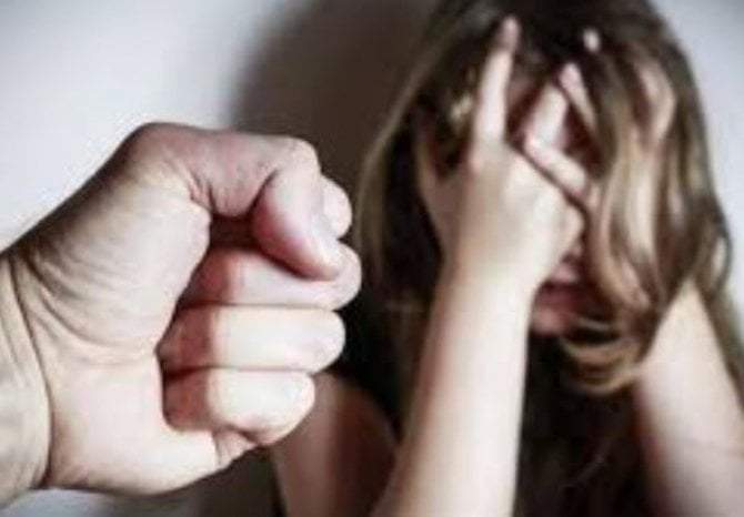 O fetiță româncă în vârstă de 14 ani a fost obligată de părinți să cerșească și să se prostitueze, în Spania. Cu ce pedeapsă s-ar putea alege cei doi