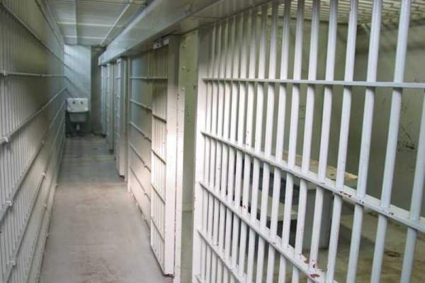 Tentativă de omor la Penitenciarul Gherla! Un deținul a încercat să omoare un gardian cu un ciob de oglindă și un cuțit improvizat