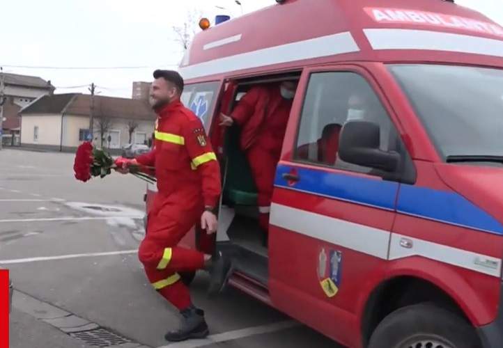 Cerere în căsătorie inedită la Deva. Un tânăr i-a oferit inelul iubitei după ce a coborât din ambulanță