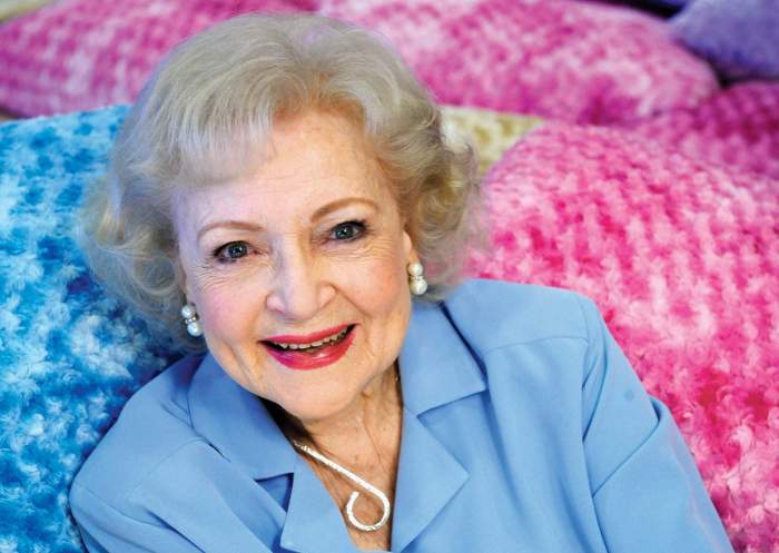 Betty White, în costum albastru