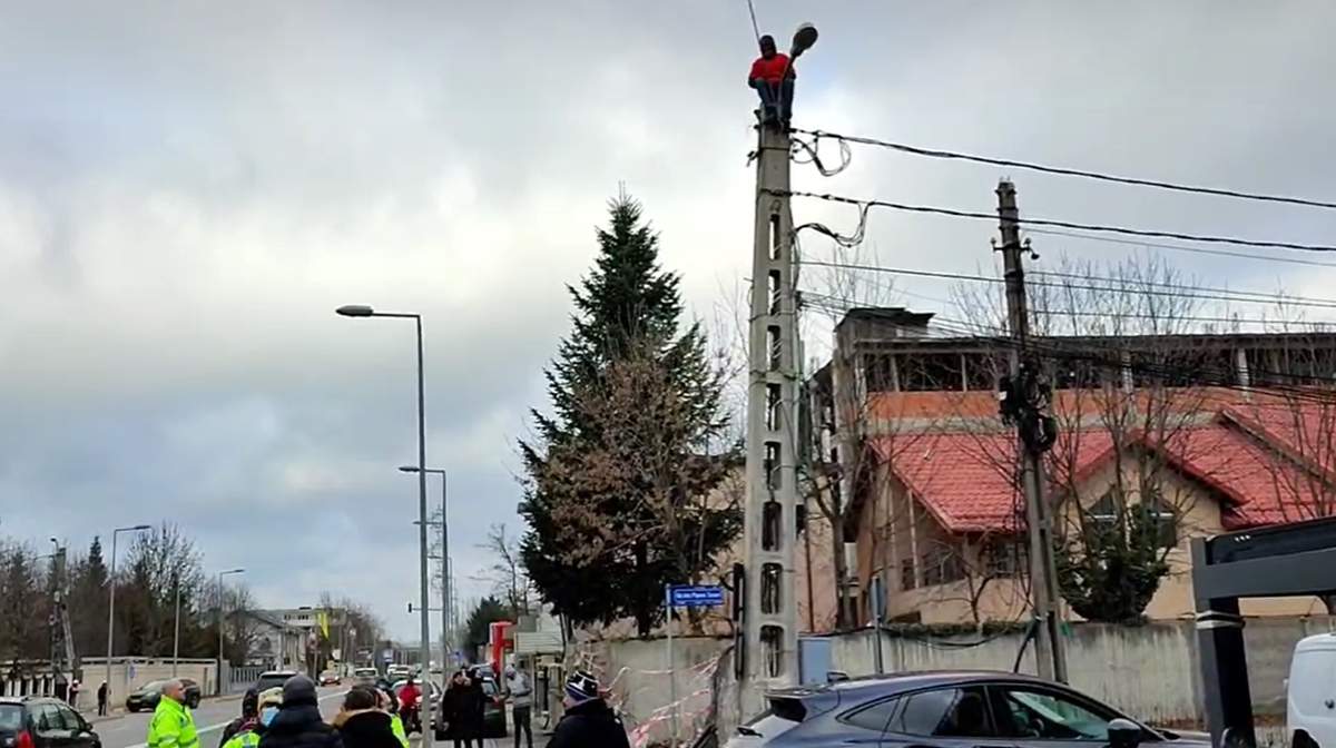 Scene de groază în fața casei lui Gigi Becali. Un bărbat s-a urcat pe un stâlp și cere să vorbească cu latifundiarul