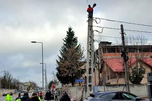 Scene de groază în fața casei lui Gigi Becali. Un bărbat s-a urcat pe un stâlp și cere să vorbească cu latifundiarul