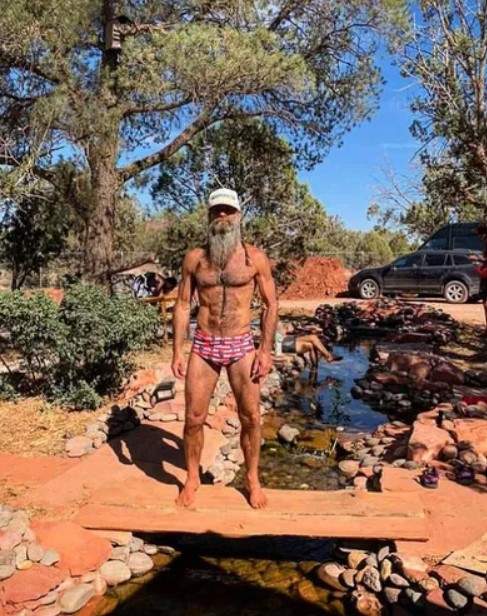 Cât de bine arată bărbatul de 55 de ani care își bea propria urină zilnic. Are trupul sculptat / FOTO