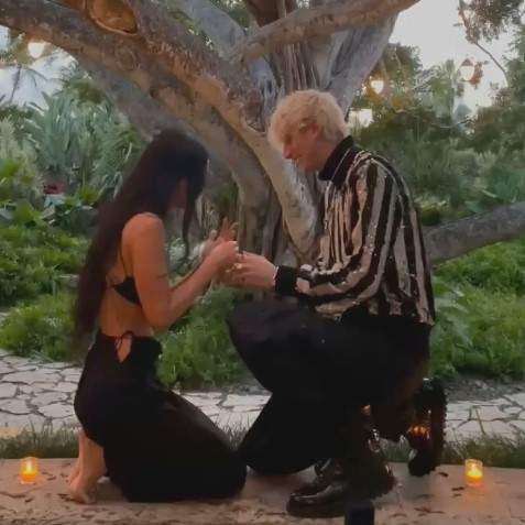 Megan Fox s-a logodit cu rapperul Machine Gun Kelly. Actrița a divorțat oficial în urmă cu trei luni