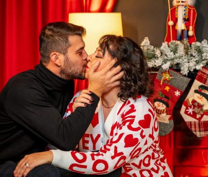 Oana Roman și Marius Elisei sărutându-se